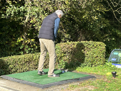 Start wedstrijd concentratie Jos op hole 5 heerlijk weer 