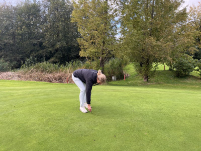 Gerda weet hoe het hoort, je pitchmark repareren hoort erbij