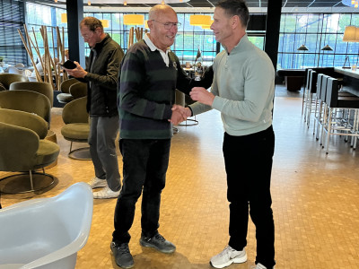 Golfpro Martin de Ridder rijkt de 1e prijs uit aan Fred van Dorp.
