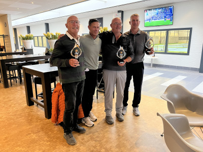 Winnaars competitie vlnr Fred van Dorp (1e) golfpro Martin de Ridder, Jan de Koning (2e) en Jeroen Plomp (3e) 